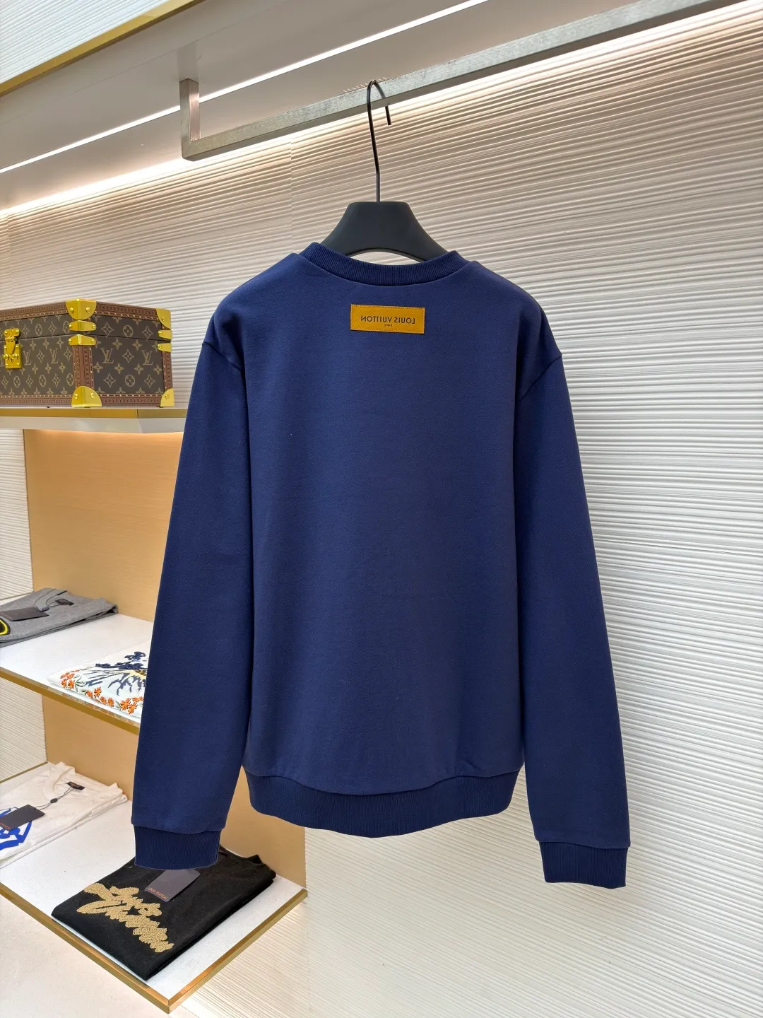 LOUIS VUITTON constellation embroidered round neck sweatshirt ●Original version: purchased and developed for 7499 ●Item number: 1681804-A90 ●Fabric: cotton sweatshirt fabric ●Technology: embroidery production ●Color: navy blue ●Version: fitted version ●Weight: about 485 grams ●Size: S-M-L-XL ●Description: 32s double-ply cotton sweatshirt fabric After the gray cloth is dyed and finalized, the base fabric is subjected to a fleece shearing process. An eight-claw machine is used for screen printing and laser engraving on kefir. The printing effect is matte and feels light and thin. The embroidery uses a Tajima embroidery machine imported from Japan. The overall wiring is straight and delicate, the fabric is comfortable and soft, and the color is consistent without color difference. It can be matched with the same style to create a fashionable look and control various occasions. Customized accessories, complete with three standards, same style for men and women!